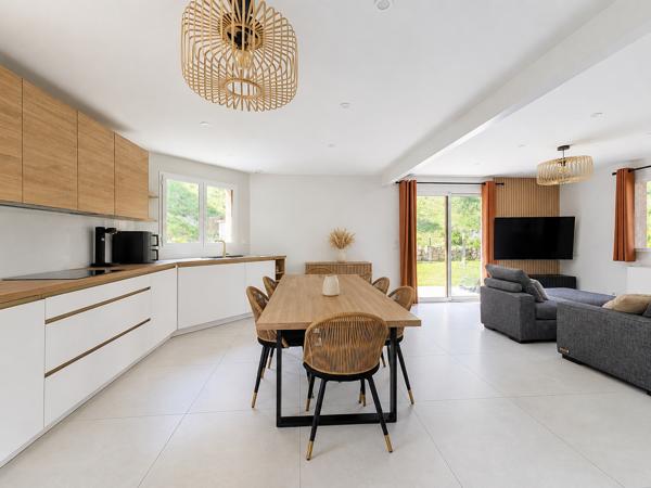Maison
         5 pièces
        - 150 m² Exclusivité 520 000 € *