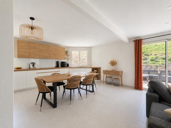 Maison
         5 pièces
        - 150 m² Exclusivité 520 000 € *