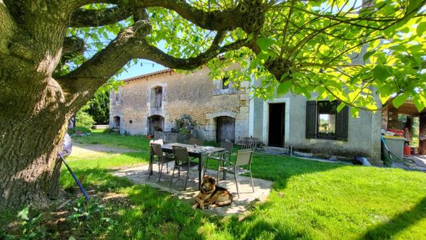 24400 proche Mussidan fermette avec habitation 157 m² et 2 granges parcelle 1ha