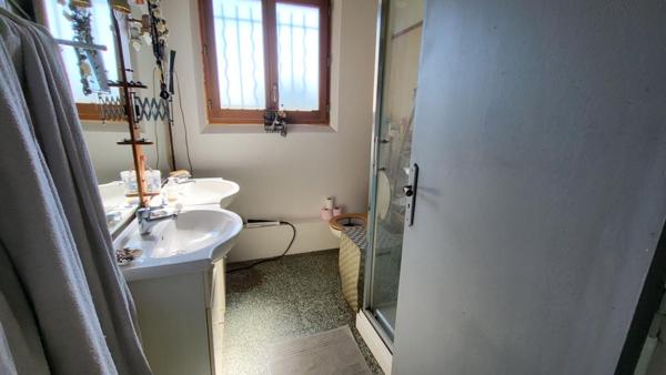 24400 proche Mussidan fermette avec habitation 157 m² et 2 granges parcelle 1ha