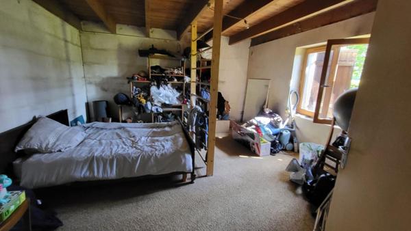 24400 proche Mussidan fermette avec habitation 157 m² et 2 granges parcelle 1ha