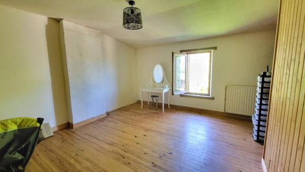 24400 proche Mussidan fermette avec habitation 157 m² et 2 granges parcelle 1ha