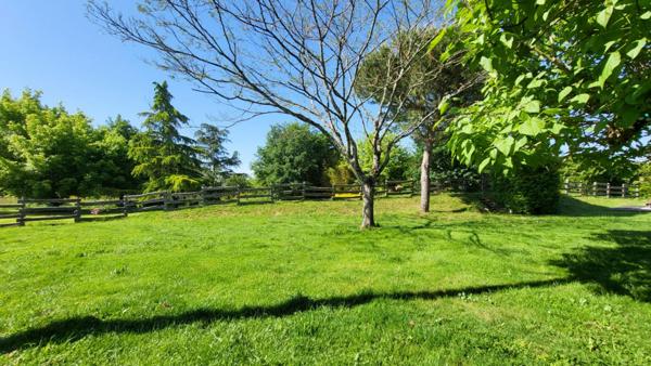 24400 proche Mussidan fermette avec habitation 157 m² et 2 granges parcelle 1ha