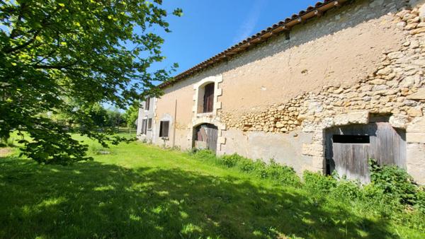 24400 proche Mussidan fermette avec habitation 157 m² et 2 granges parcelle 1ha