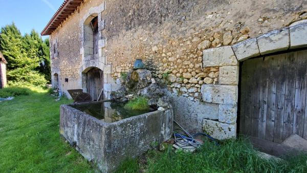 24400 proche Mussidan fermette avec habitation 157 m² et 2 granges parcelle 1ha