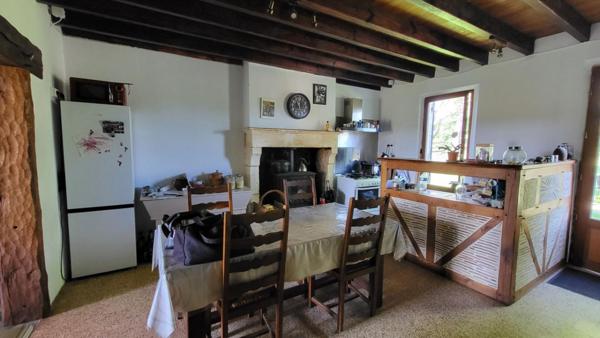 24400 proche Mussidan fermette avec habitation 157 m² et 2 granges parcelle 1ha