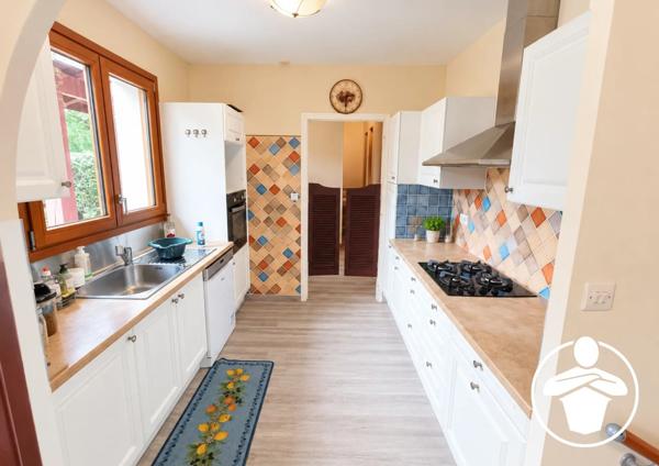 Vente                                                      Maison
                        
                     5 pièces                      148 m2                     à Saint-Hilaire-de-Lusignan