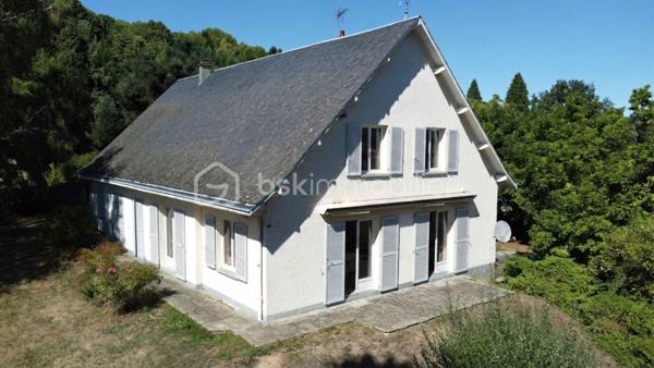 Située en centre-ville d'Ambazac, à proximité immédiate des commerces et des commodités, maison d'habitation de 286 m² habitables sur trois niveaux, implantée sur un parc arboré de 4 175 m².

Le terrain est constructible et divisible, offrant une possibilité de revente de parcelle ou de projet de construction.

La maison se compose de la manière suivante :

Au rez-de-chaussée : Entrée (17 m²), pièce de vie (39 m²), bureau (18 m²), cuisine dînatoire (33 m²), deux chambres (17 m² et 20 m²), salle d'eau, WC et dégagements.

À l'étage : Trois chambres (de 12, 12 et 25 m²), quatre pièces borgnes (12 m² chacune) pouvant servir de dressings ou de bureaux, salle de bains, WC et dégagements.

Au sous-sol : Sous-sol complet comprenant un espace garage, bricolage, de stockage et des caves.

Éléments techniques :
Chauffage au gaz de ville par chaudière Frisquet (10 ans), porte de garage sectionnelle motorisée (environ 10 ans), tableau électrique rénové.

Prévoir des travaux de rafraîchissement.

Pour plus d'informations ou pour organiser une visite, n'hésitez pas à me contacter.