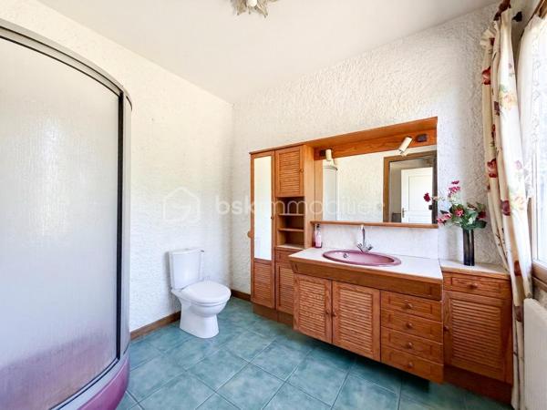 Située en centre-ville d'Ambazac, à proximité immédiate des commerces et des commodités, maison d'habitation de 286 m² habitables sur trois niveaux, implantée sur un parc arboré de 4 175 m².

Le terrain est constructible et divisible, offrant une possibilité de revente de parcelle ou de projet de construction.

La maison se compose de la manière suivante :

Au rez-de-chaussée : Entrée (17 m²), pièce de vie (39 m²), bureau (18 m²), cuisine dînatoire (33 m²), deux chambres (17 m² et 20 m²), salle d'eau, WC et dégagements.

À l'étage : Trois chambres (de 12, 12 et 25 m²), quatre pièces borgnes (12 m² chacune) pouvant servir de dressings ou de bureaux, salle de bains, WC et dégagements.

Au sous-sol : Sous-sol complet comprenant un espace garage, bricolage, de stockage et des caves.

Éléments techniques :
Chauffage au gaz de ville par chaudière Frisquet (10 ans), porte de garage sectionnelle motorisée (environ 10 ans), tableau électrique rénové.

Prévoir des travaux de rafraîchissement.

Pour plus d'informations ou pour organiser une visite, n'hésitez pas à me contacter.