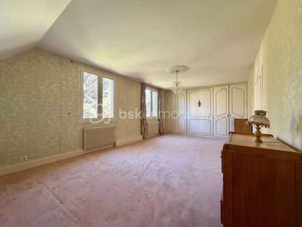 Située en centre-ville d'Ambazac, à proximité immédiate des commerces et des commodités, maison d'habitation de 286 m² habitables sur trois niveaux, implantée sur un parc arboré de 4 175 m².

Le terrain est constructible et divisible, offrant une possibilité de revente de parcelle ou de projet de construction.

La maison se compose de la manière suivante :

Au rez-de-chaussée : Entrée (17 m²), pièce de vie (39 m²), bureau (18 m²), cuisine dînatoire (33 m²), deux chambres (17 m² et 20 m²), salle d'eau, WC et dégagements.

À l'étage : Trois chambres (de 12, 12 et 25 m²), quatre pièces borgnes (12 m² chacune) pouvant servir de dressings ou de bureaux, salle de bains, WC et dégagements.

Au sous-sol : Sous-sol complet comprenant un espace garage, bricolage, de stockage et des caves.

Éléments techniques :
Chauffage au gaz de ville par chaudière Frisquet (10 ans), porte de garage sectionnelle motorisée (environ 10 ans), tableau électrique rénové.

Prévoir des travaux de rafraîchissement.

Pour plus d'informations ou pour organiser une visite, n'hésitez pas à me contacter.