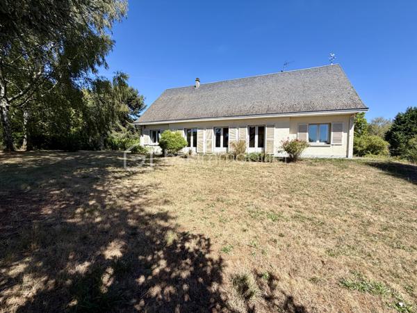 Située en centre-ville d'Ambazac, à proximité immédiate des commerces et des commodités, maison d'habitation de 286 m² habitables sur trois niveaux, implantée sur un parc arboré de 4 175 m².

Le terrain est constructible et divisible, offrant une possibilité de revente de parcelle ou de projet de construction.

La maison se compose de la manière suivante :

Au rez-de-chaussée : Entrée (17 m²), pièce de vie (39 m²), bureau (18 m²), cuisine dînatoire (33 m²), deux chambres (17 m² et 20 m²), salle d'eau, WC et dégagements.

À l'étage : Trois chambres (de 12, 12 et 25 m²), quatre pièces borgnes (12 m² chacune) pouvant servir de dressings ou de bureaux, salle de bains, WC et dégagements.

Au sous-sol : Sous-sol complet comprenant un espace garage, bricolage, de stockage et des caves.

Éléments techniques :
Chauffage au gaz de ville par chaudière Frisquet (10 ans), porte de garage sectionnelle motorisée (environ 10 ans), tableau électrique rénové.

Prévoir des travaux de rafraîchissement.

Pour plus d'informations ou pour organiser une visite, n'hésitez pas à me contacter.