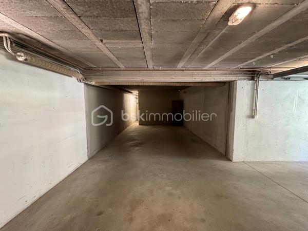 Située en centre-ville d'Ambazac, à proximité immédiate des commerces et des commodités, maison d'habitation de 286 m² habitables sur trois niveaux, implantée sur un parc arboré de 4 175 m².

Le terrain est constructible et divisible, offrant une possibilité de revente de parcelle ou de projet de construction.

La maison se compose de la manière suivante :

Au rez-de-chaussée : Entrée (17 m²), pièce de vie (39 m²), bureau (18 m²), cuisine dînatoire (33 m²), deux chambres (17 m² et 20 m²), salle d'eau, WC et dégagements.

À l'étage : Trois chambres (de 12, 12 et 25 m²), quatre pièces borgnes (12 m² chacune) pouvant servir de dressings ou de bureaux, salle de bains, WC et dégagements.

Au sous-sol : Sous-sol complet comprenant un espace garage, bricolage, de stockage et des caves.

Éléments techniques :
Chauffage au gaz de ville par chaudière Frisquet (10 ans), porte de garage sectionnelle motorisée (environ 10 ans), tableau électrique rénové.

Prévoir des travaux de rafraîchissement.

Pour plus d'informations ou pour organiser une visite, n'hésitez pas à me contacter.