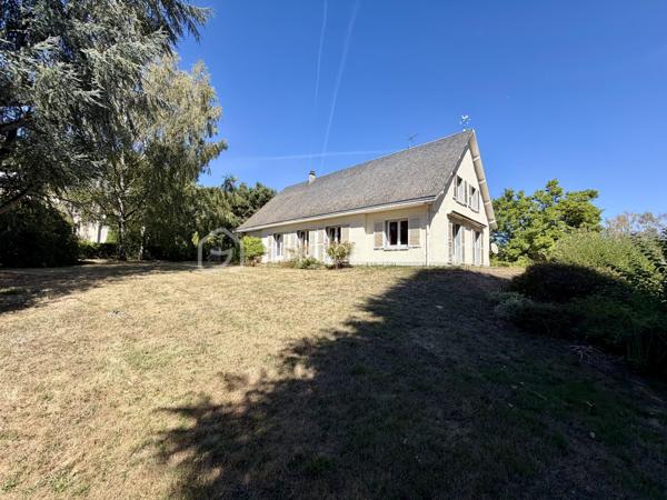 Située en centre-ville d'Ambazac, à proximité immédiate des commerces et des commodités, maison d'habitation de 286 m² habitables sur trois niveaux, implantée sur un parc arboré de 4 175 m².

Le terrain est constructible et divisible, offrant une possibilité de revente de parcelle ou de projet de construction.

La maison se compose de la manière suivante :

Au rez-de-chaussée : Entrée (17 m²), pièce de vie (39 m²), bureau (18 m²), cuisine dînatoire (33 m²), deux chambres (17 m² et 20 m²), salle d'eau, WC et dégagements.

À l'étage : Trois chambres (de 12, 12 et 25 m²), quatre pièces borgnes (12 m² chacune) pouvant servir de dressings ou de bureaux, salle de bains, WC et dégagements.

Au sous-sol : Sous-sol complet comprenant un espace garage, bricolage, de stockage et des caves.

Éléments techniques :
Chauffage au gaz de ville par chaudière Frisquet (10 ans), porte de garage sectionnelle motorisée (environ 10 ans), tableau électrique rénové.

Prévoir des travaux de rafraîchissement.

Pour plus d'informations ou pour organiser une visite, n'hésitez pas à me contacter.