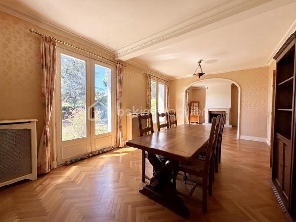 Située en centre-ville d'Ambazac, à proximité immédiate des commerces et des commodités, maison d'habitation de 286 m² habitables sur trois niveaux, implantée sur un parc arboré de 4 175 m².

Le terrain est constructible et divisible, offrant une possibilité de revente de parcelle ou de projet de construction.

La maison se compose de la manière suivante :

Au rez-de-chaussée : Entrée (17 m²), pièce de vie (39 m²), bureau (18 m²), cuisine dînatoire (33 m²), deux chambres (17 m² et 20 m²), salle d'eau, WC et dégagements.

À l'étage : Trois chambres (de 12, 12 et 25 m²), quatre pièces borgnes (12 m² chacune) pouvant servir de dressings ou de bureaux, salle de bains, WC et dégagements.

Au sous-sol : Sous-sol complet comprenant un espace garage, bricolage, de stockage et des caves.

Éléments techniques :
Chauffage au gaz de ville par chaudière Frisquet (10 ans), porte de garage sectionnelle motorisée (environ 10 ans), tableau électrique rénové.

Prévoir des travaux de rafraîchissement.

Pour plus d'informations ou pour organiser une visite, n'hésitez pas à me contacter.
