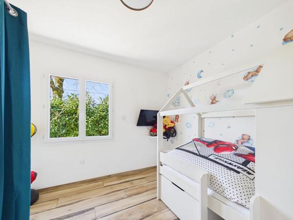 Maison neuve de plain-pied de 129 m 2 secteur Civray, 3 chambres , 1 studio , jardin
