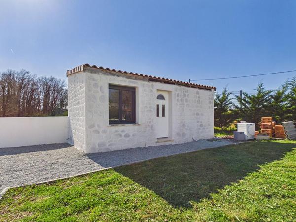 Maison neuve de plain-pied de 129 m 2 secteur Civray, 3 chambres , 1 studio , jardin