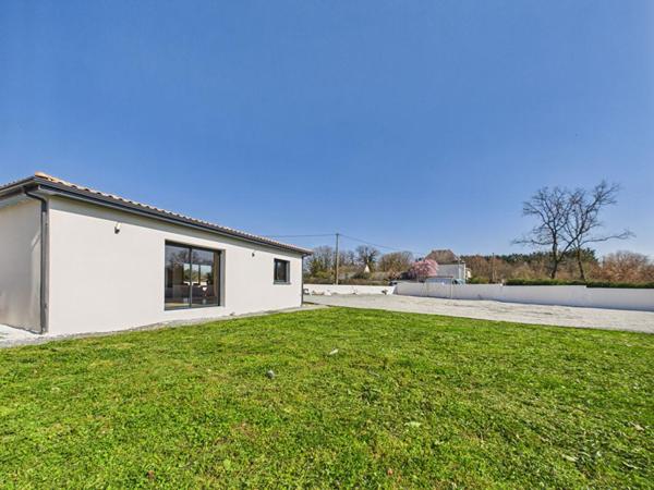 Maison neuve de plain-pied de 129 m 2 secteur Civray, 3 chambres , 1 studio , jardin