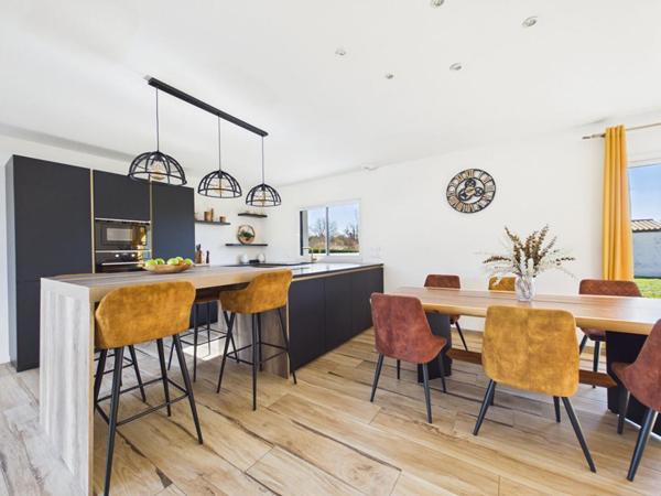 Maison neuve de plain-pied de 129 m 2 secteur Civray, 3 chambres , 1 studio , jardin