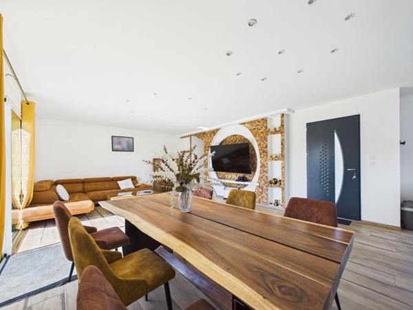 Maison neuve de plain-pied de 129 m 2 secteur Civray, 3 chambres , 1 studio , jardin