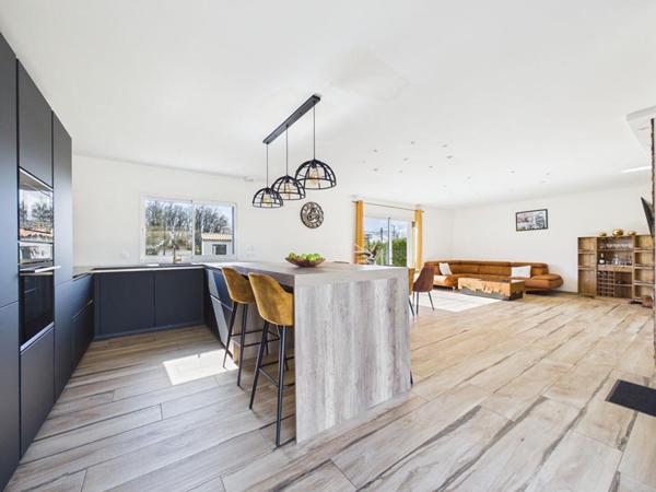 Maison neuve de plain-pied de 129 m 2 secteur Civray, 3 chambres , 1 studio , jardin