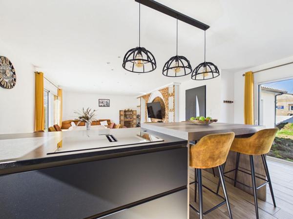 Maison neuve de plain-pied de 129 m 2 secteur Civray, 3 chambres , 1 studio , jardin