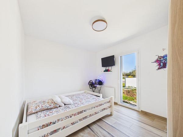 Maison neuve de plain-pied de 129 m 2 secteur Civray, 3 chambres , 1 studio , jardin