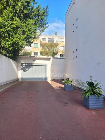 Charmant Studio Meublé avec Balcon, Vue Mer & Ville + Emplacement Garage – Idéal Investisseur