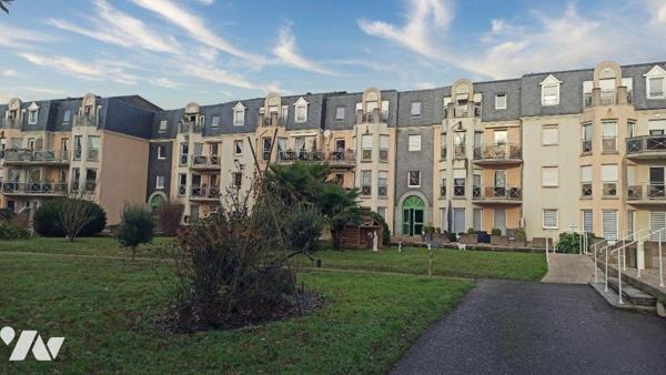 Situé au sein de la résidence  services Les Néréides à Saint-Malo, ce T1 bis en rez-de-jardin o...