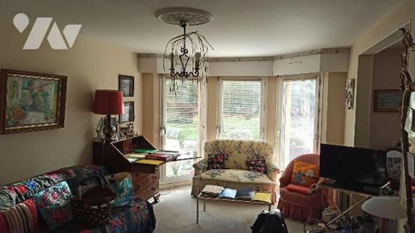 Situé au sein de la résidence  services Les Néréides à Saint-Malo, ce T1 bis en rez-de-jardin o...