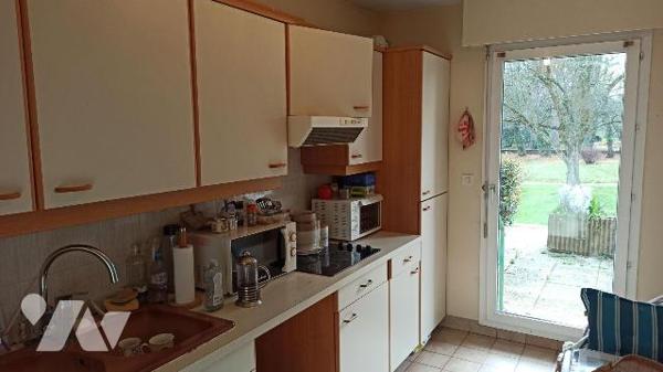 Situé au sein de la résidence  services Les Néréides à Saint-Malo, ce T1 bis en rez-de-jardin o...