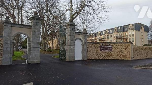 Situé au sein de la résidence  services Les Néréides à Saint-Malo, ce T1 bis en rez-de-jardin o...