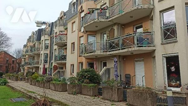 Situé au sein de la résidence  services Les Néréides à Saint-Malo, ce T1 bis en rez-de-jardin o...