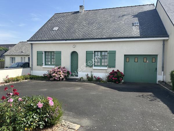 Maison à vendre à SAINT GEREON avec trois chambres, garage et jardin.