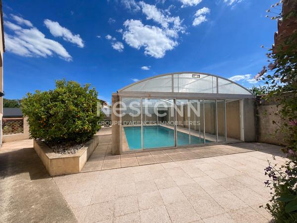 Port-de-Bouc - A vendre une grande maison  principale de 5 pièces et une annexe de 30m2 attenante à la maison avec une chambre, cuisine, salle d'eau et une piscine couverte avec cuisine d'été, un grand garage,