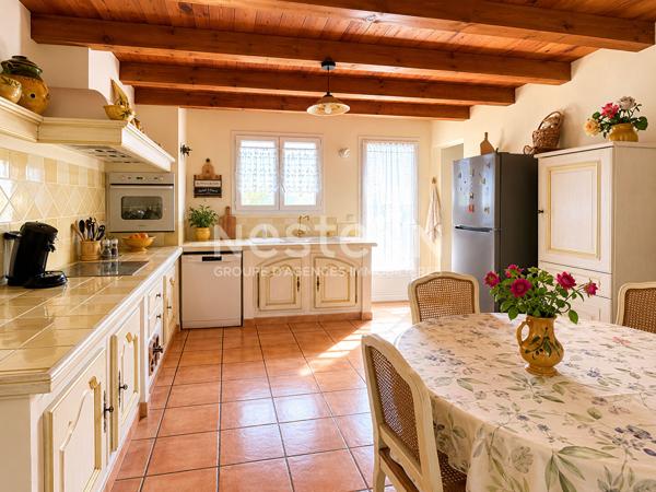 Port-de-Bouc - A vendre une grande maison  principale de 5 pièces et une annexe de 30m2 attenante à la maison avec une chambre, cuisine, salle d'eau et une piscine couverte avec cuisine d'été, un grand garage,