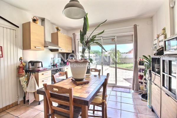 Port-de-Bouc - A vendre une grande maison  principale de 5 pièces et une annexe de 30m2 attenante à la maison avec une chambre, cuisine, salle d'eau et une piscine couverte avec cuisine d'été, un grand garage,