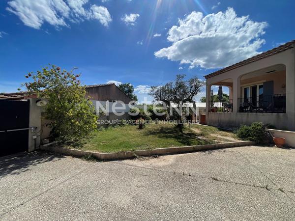 Port-de-Bouc - A vendre une grande maison  principale de 5 pièces et une annexe de 30m2 attenante à la maison avec une chambre, cuisine, salle d'eau et une piscine couverte avec cuisine d'été, un grand garage,
