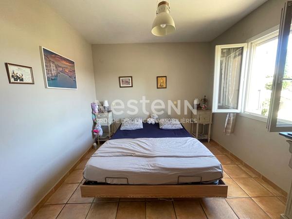 Port-de-Bouc - A vendre une grande maison  principale de 5 pièces et une annexe de 30m2 attenante à la maison avec une chambre, cuisine, salle d'eau et une piscine couverte avec cuisine d'été, un grand garage,