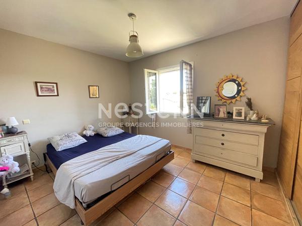 Port-de-Bouc - A vendre une grande maison  principale de 5 pièces et une annexe de 30m2 attenante à la maison avec une chambre, cuisine, salle d'eau et une piscine couverte avec cuisine d'été, un grand garage,