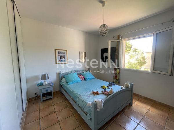 Port-de-Bouc - A vendre une grande maison  principale de 5 pièces et une annexe de 30m2 attenante à la maison avec une chambre, cuisine, salle d'eau et une piscine couverte avec cuisine d'été, un grand garage,