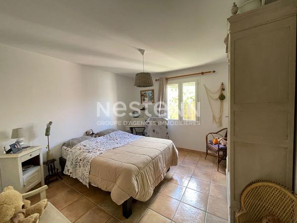 Port-de-Bouc - A vendre une grande maison  principale de 5 pièces et une annexe de 30m2 attenante à la maison avec une chambre, cuisine, salle d'eau et une piscine couverte avec cuisine d'été, un grand garage,