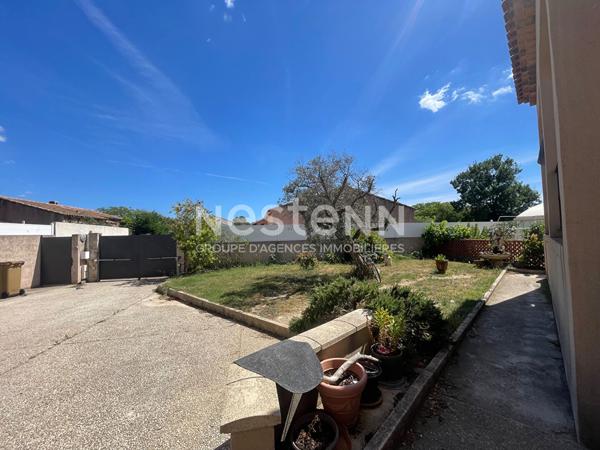 Port-de-Bouc - A vendre une grande maison  principale de 5 pièces et une annexe de 30m2 attenante à la maison avec une chambre, cuisine, salle d'eau et une piscine couverte avec cuisine d'été, un grand garage,