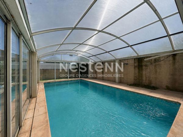 Port-de-Bouc - A vendre une grande maison  principale de 5 pièces et une annexe de 30m2 attenante à la maison avec une chambre, cuisine, salle d'eau et une piscine couverte avec cuisine d'été, un grand garage,