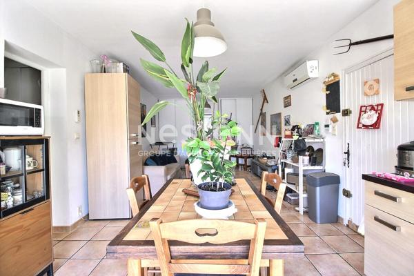Port-de-Bouc - A vendre une grande maison  principale de 5 pièces et une annexe de 30m2 attenante à la maison avec une chambre, cuisine, salle d'eau et une piscine couverte avec cuisine d'été, un grand garage,