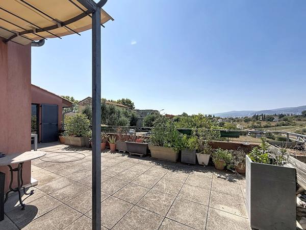 À vendre en Exclusivité ? Rare à Plascassier, appartement duplex en dernier étage avec terrasse de 46 m², vue dégagée et double stationnement
