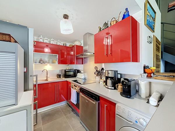 À vendre en Exclusivité ? Rare à Plascassier, appartement duplex en dernier étage avec terrasse de 46 m², vue dégagée et double stationnement