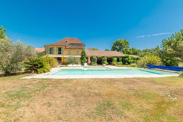 Maison de maître dans son écrin de verdure
