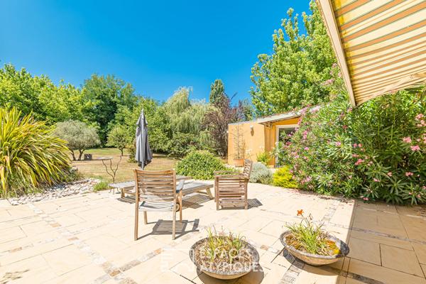 Maison de maître dans son écrin de verdure