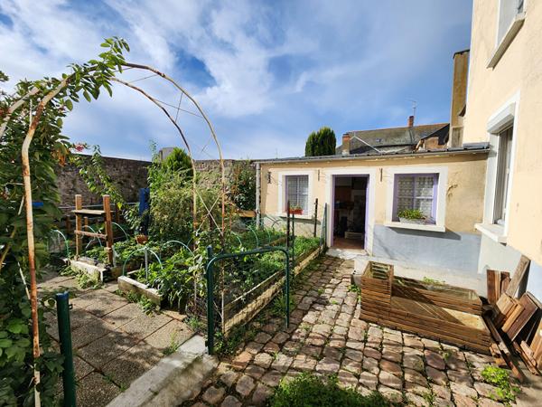 Maison à rénover, fort potentiel en plein centre de Châteauneuf-sur-Sarthe