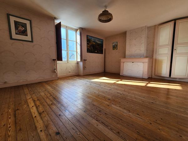 Maison à rénover, fort potentiel en plein centre de Châteauneuf-sur-Sarthe